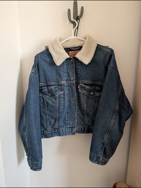 Cropped/Slouchy Levi's Denim Jacket with Sherpa Collar
